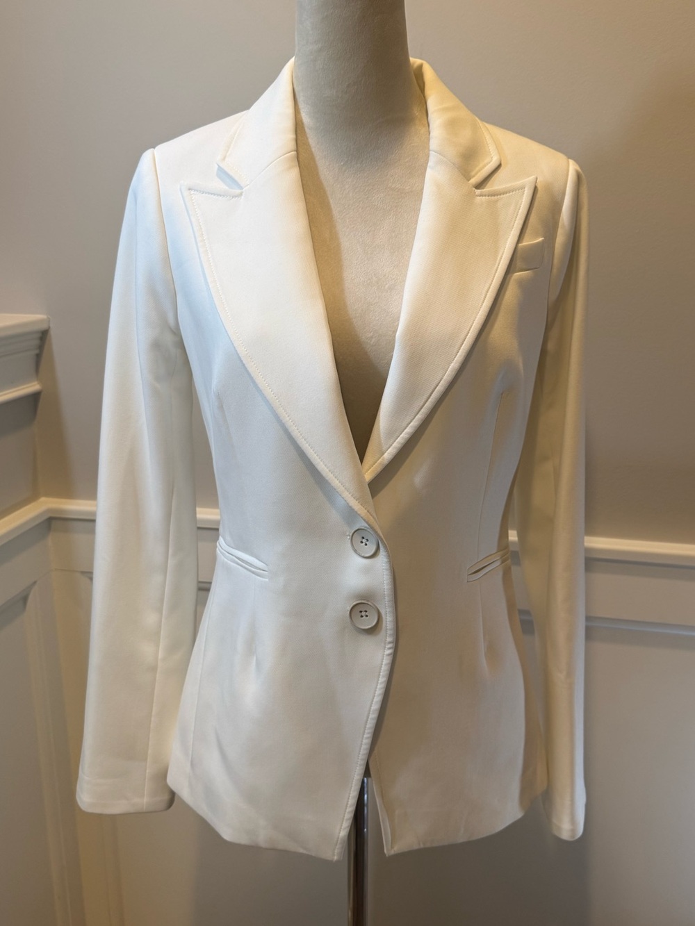PAIGE Sz 4 Chelsea 2 button White Tailored Blazer